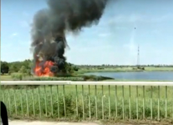 В Волгодонске на берегу Сухо-Соленовской балки полыхает камыш 