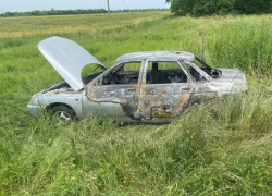 Водитель сжег автомобиль ВАЗ-2110 на глазах у сотрудников ГИБДД на трассе Ростов-Волгодонск