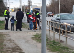 Юные волгодонцы устроили забег на самокатах по пешеходному переходу на Морской