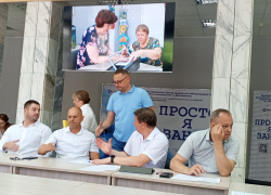 Значимый объект и треснутые стены с болтающейся электропроводкой: как работает центр «Активное долголетие»