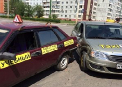  На перекрестке Энтузиастов и Гагарина такси врезалось в учебный автомобиль