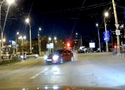 Агрессивный водитель устроил гоночный вход в поворот в центре Волгодонска