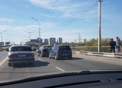 Перед заблокированным съездом на путепроводе произошло ДТП 