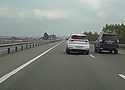 Неожиданный маневр водителя на оживленной дороге попал на видео 