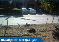 Пьяница разобрал куски забора на улице Пионерской, чтобы сдать их на металлолом