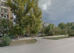 В Волгодонске женщина за рулем «ВАЗ 2112»  «вылетела» на тротуар и сбила двух прохожих