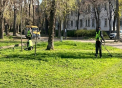 Начали косить: к маю коммунальщики очистят от высокой травы центральные улицы города