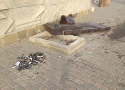 В Волгодонске в День народного единства неизвестные изуродовали мемориальный комплекс на набережной