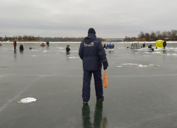 Бесстрашные рыбаки в Волгодонске продолжают выходить на лед при положительных температурах воздуха