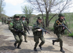 Заброшенную военную базу под Волгодонском заняли вооруженные мужчины и женщины в камуфляже