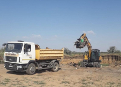 Экскаватор, погрузчик и 2 самосвала потребовались сотрудникам ДСиГХ для ликвидации свалки на окраине Волгодонска