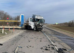 Зерновоз и фура столкнулись на «бермудском треугольнике» у Лагутников