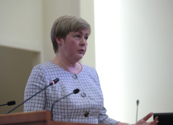 «Вернуть льготы невозможно»: министр труда и соцразвития об отмене бесплатного проезда ветеранам труда