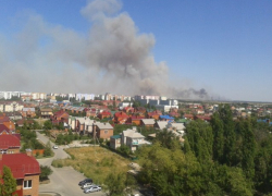 В Волгодонске горит территория  возле мясокомбината