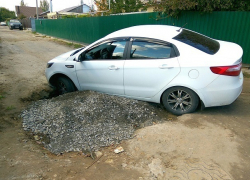 В Волгодонске «Киа-Рио» провалился в большую яму в переулке Мирный