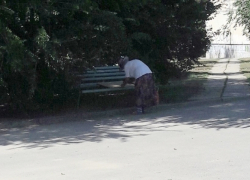 Видимо, больше некому ремонтировать скамейки - читатель о бабушке с молотком