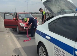 Симпатичную автоледи выручили из беды сотрудники ДПС  на новом мосту в Волгодонске