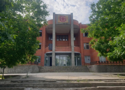 В бывшем банке «Максимум» появились признаки жизни и строительной активности
