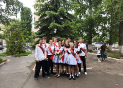Радость и грусть одновременно: для выпускников Волгодонска прозвенел последний звонок