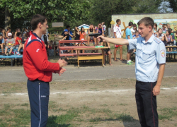 Волгодонские полицейские отмечают День физкультурника в «Маяке»