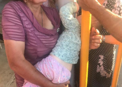 2-летний ребенок застрял между трубами во дворе дома в Волгодонском районе 