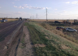 В Зимовниковском районе столкнулись две иномарки — машины улетели в кювет