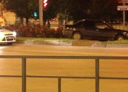 Иномарка перелетела бордюр и приземлилась на газоне в центре Волгодонска