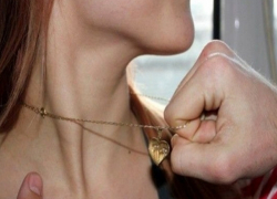 Дорогостоящую подвеску с золотой цепочкой сорвал с женщины рецидивист в центре Волгодонска