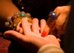 В Волгодонске 78-летняя пенсионерка за снятие порчи отдала 28 000 рублей