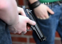 Три молодых парня, угрожая пневматическим оружием, отобрали телефон у волгодонца