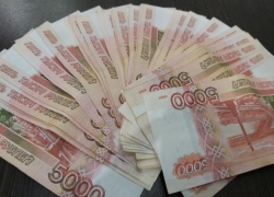 Чаевые курьеру в 2 миллиона рублей заплатил пенсионер из Цимлянска, став жертвой мошенников