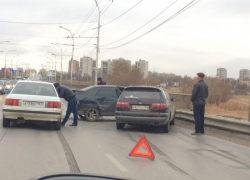 В Волгодонске на путепроводе произошло тройное ДТП с участием ВАЗа и двух иномарок - на мосту образовалась пробка