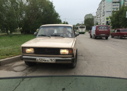 Дедушка на ВАЗе смутил автомобилистов движением по «встречке» в районе лицея №105