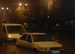 В Волгодонске из-за прорыва водопровода десятки машин наполовину ушли под воду