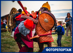 Бои на топорах и мечах устроили волгодонцы во время богатырского праздника 