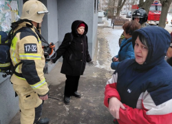 Пенсионерка подозреваемая на синдром «Плюшкина» развела костер в подвале и чуть не подожгла жилой дом в Волгодонске 
