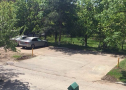 Наглые автовладельцы закрыли парковку возле жилого дома в Волгодонске, - читатель