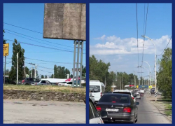 Традиционная пробка на пятом, вызванная перевозкой гигантских лопастей, все больше возмущает волгодонцев