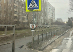 Дворник повесил свою похоронную фотографию и гвоздики возле входа в школу №22 в Волгодонске 