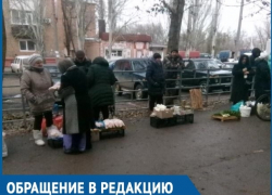 Торговцы стихийного рынка на «Насосной» продолжают торговать «с земли»