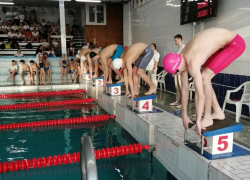 Свыше двухсот сильнейших спортсменов сразились в зимнем чемпионате Волгодонска по плаванию 