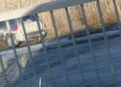 В Волгодонске машина снесла ограждение моста и скатилась в залив, - читатель