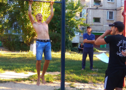 В Волгодонске любители воркаута выявили сильнейшего в подтягиваниях
