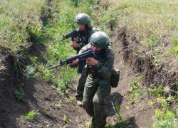 Новобранцы Южного военного округа отработали штурм окопов в ходе интенсивной подготовки