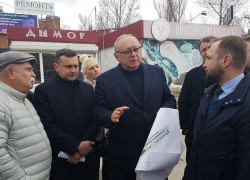 Депутаты Волгодонска осмотрели строящийся объект на торговой площади и высказали застройщику массу недовольств