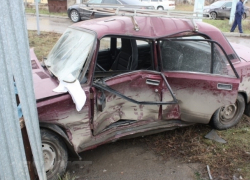 Водитель ВАЗа, влетевшего в забор после столкновения с иномаркой, скончался в реанимации