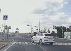 В Волгодонске на самом аварийно-опасном перекрестке улиц Прибрежной и Портовой водитель грубо нарушил ПДД