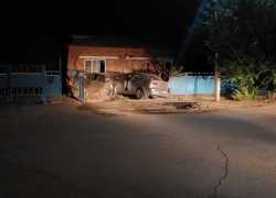 Снес припаркованный автомобиль и протаранил жилой дом: крупное ДТП произошло в Цимлянском районе 