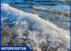 Ледяные волны на пляже в Цимлянске подарили ощущение сказки