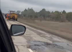 Большую яму на дороге принялись заделывать в Цимлянском районе после публикации в «Блокноте»